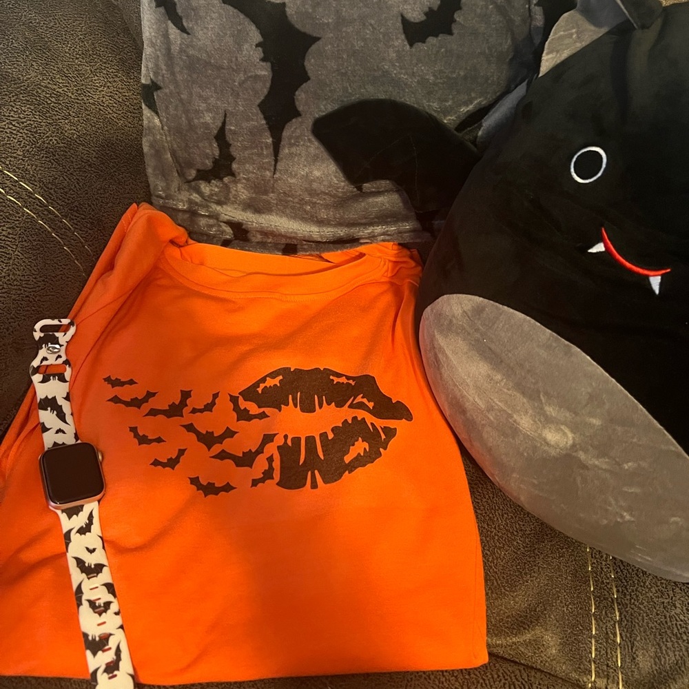 Halloween long sleeve orange 🧡 bat 🦇 lip shirts
